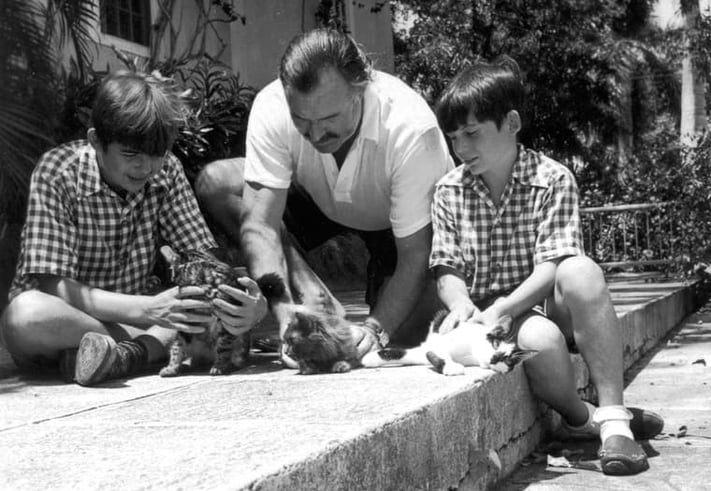 Ernest_Hemingway_with_sons_Patrick_and_Gregory_with_kittens_in_Finca_Vigia,_Cuba
