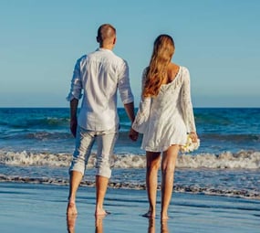 Couple-on-beach-piqsels.com-id-zxklx