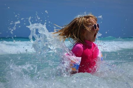 piqsels.com-id-skiih Kid Splashing