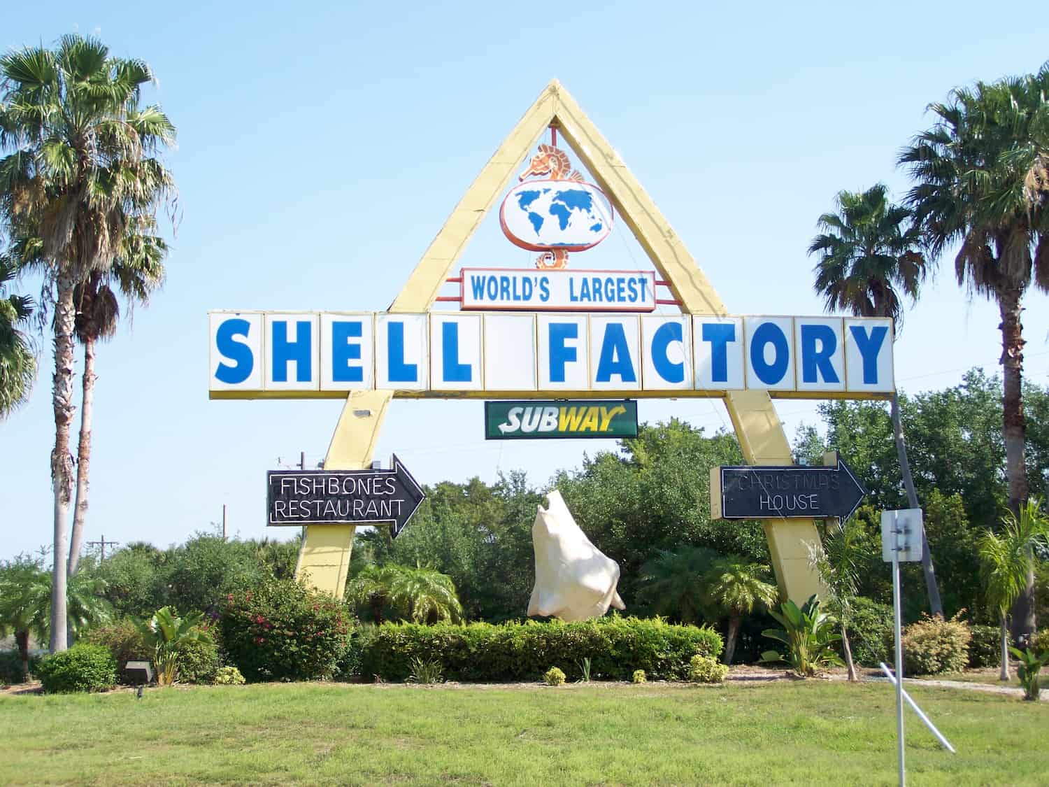 My favorite pic of the pecock - Picture of Shell Factory & Nature